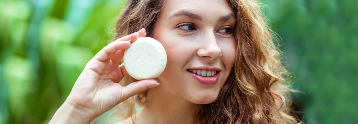 Shampoing sec, les avantages et inconvénients : tout savoir !