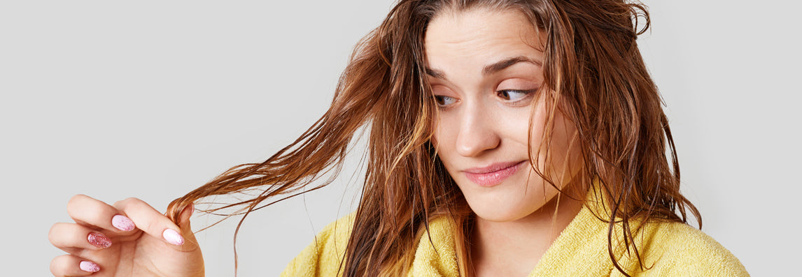 Cheveux gras : le guide du shampoing adapté et de la routine rééquilibrante