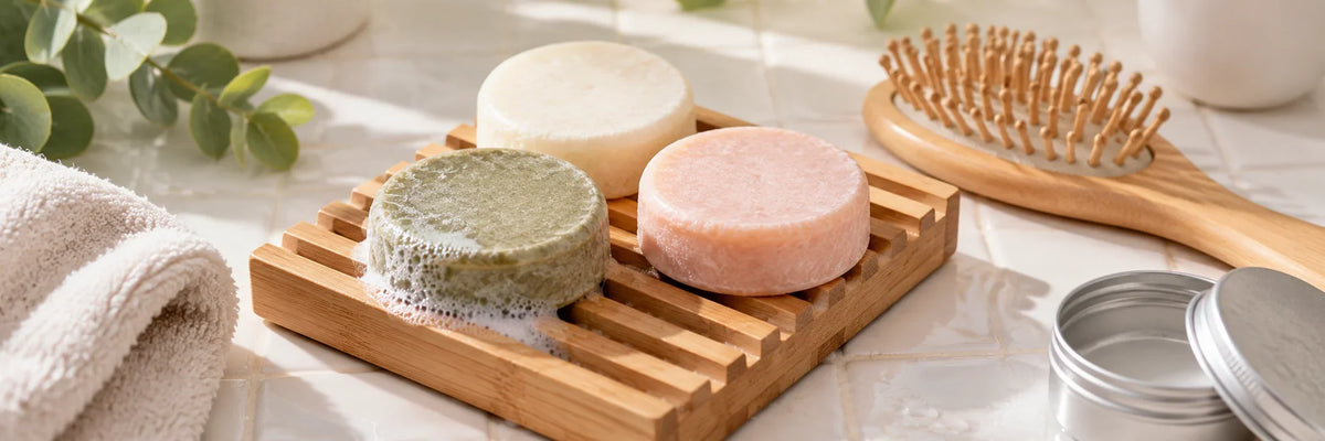 Shampoing solide : avantages, comment l’utiliser et lequel choisir selon vos cheveux
