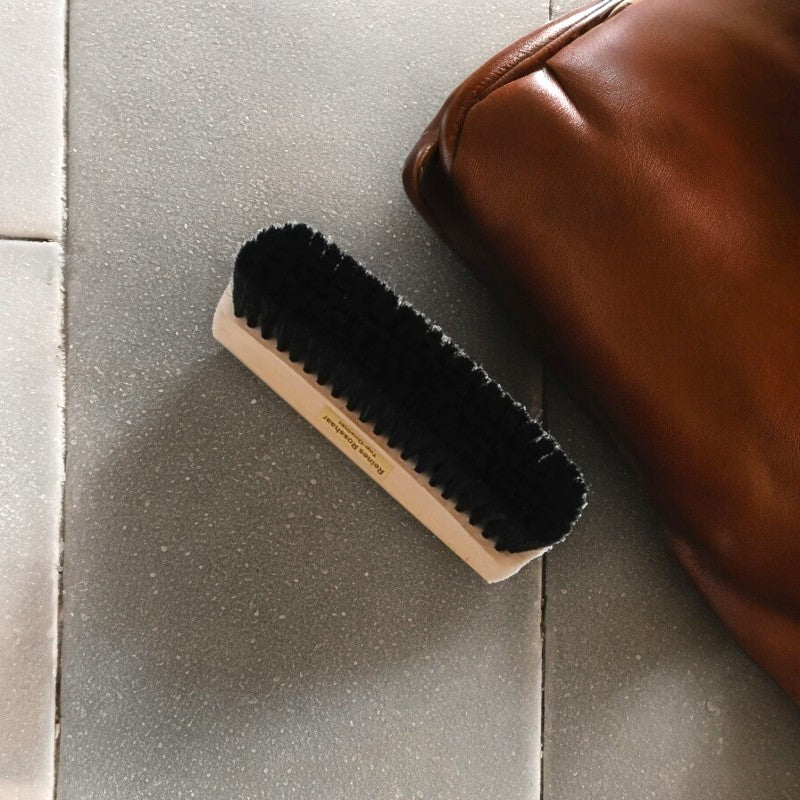 Schwarze Polierbürste – Die umweltfreundliche Drogerie