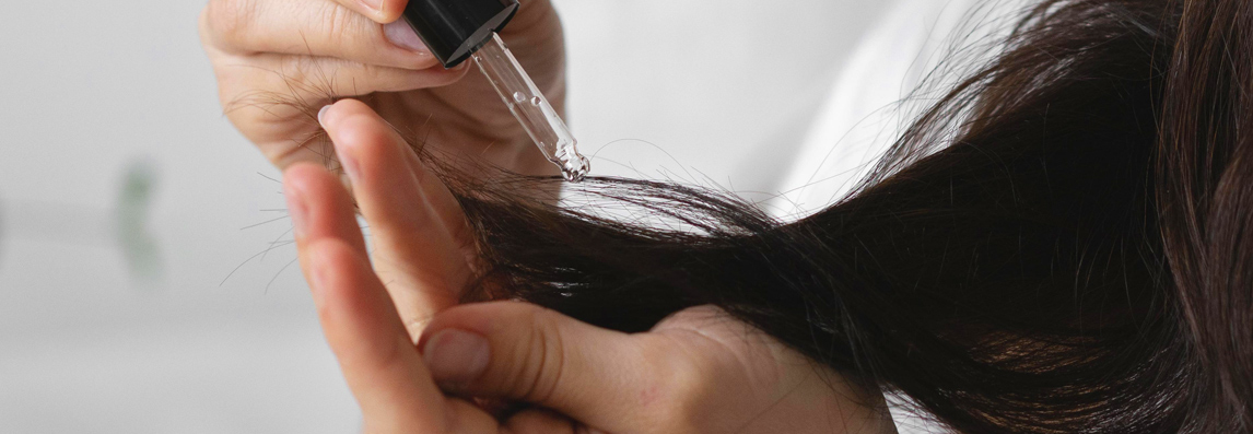 Wie verwende ich Rizinusöl, ein natürliches Abführmittel, für kräftigeres Haar ?